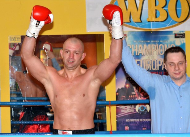 Laczó Tibor keze a magasban - megvan az első profi győzelem (Fotó: egyesület)