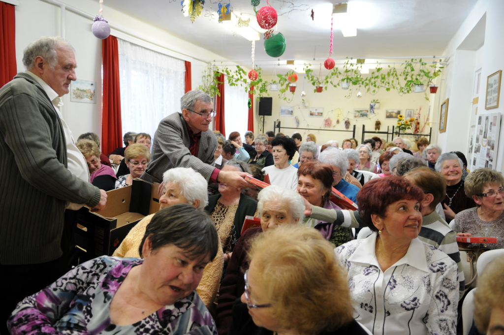A nyugdíjas egyesület férfi tagjai megajándékozták a hölgyeket (Fotó: Kecskeméti Krisztina)