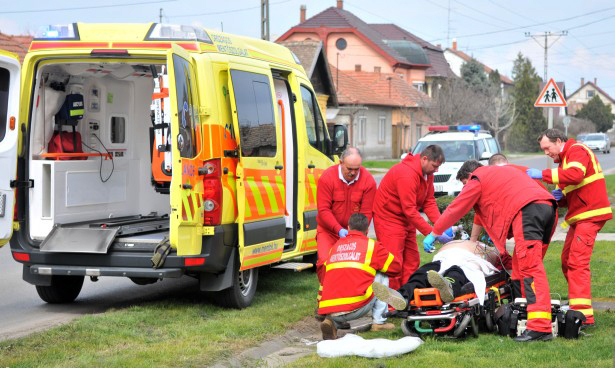 A mentők mindent megtettek, hogy megmentsék a férfit. Nem sikerült... (Fotó: Melega Krisztián)
