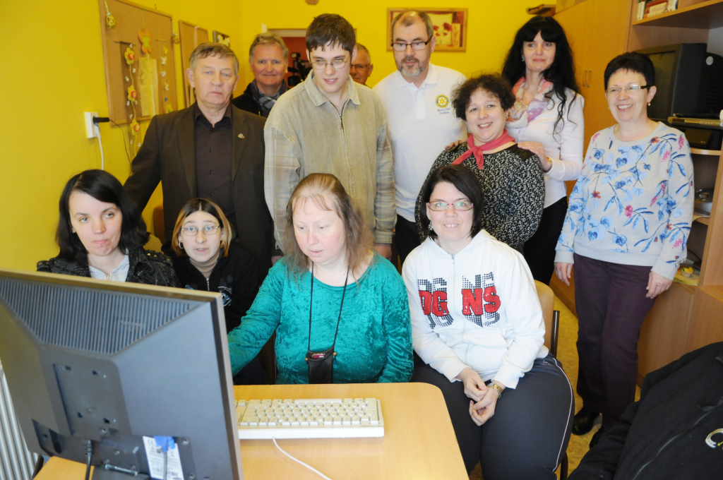 Örömmel vették birtokba a vadvirágos fiatalok a Rotarytól kapott számítógépet (Fotó: Kecskeméti Krisztina)