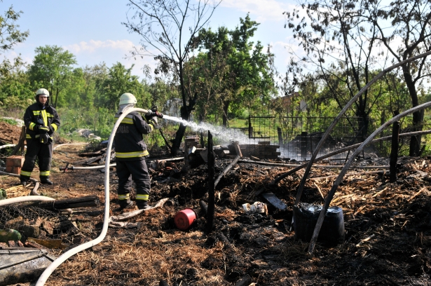 A melléképület teljesen megsemmisült (Fotó: Orosházi Hivatásos Tűzoltó-parancsnokság)