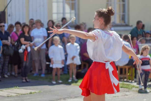 A mazsorettesek bemutatójával vette kezdetét az egész napos ünneplés Fotó: Takács Csaba
