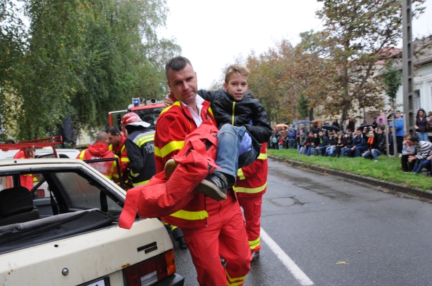 Karasz Attila nem csak a mentőautót vezeti, aktívan részt vesz a mentésben a helyszínen (archív fotó: Kecskeméti Krisztina)