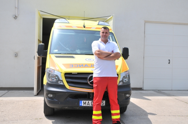 Garázsmesterként ő felel a mentőautók állapotáért (Fotó: Melega Krisztián)