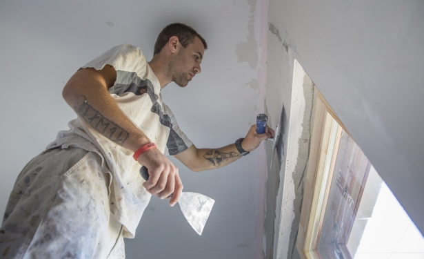 Festés előtt sokszor szükség van a fal előkészítésére (Fotó: Rosta Tibor)