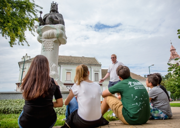Hajdu Attila tanítványainak beszélt augusztus 20-a jelentőségéről a Szent István-szobor előtt. (Fotó: Pirer Kata)