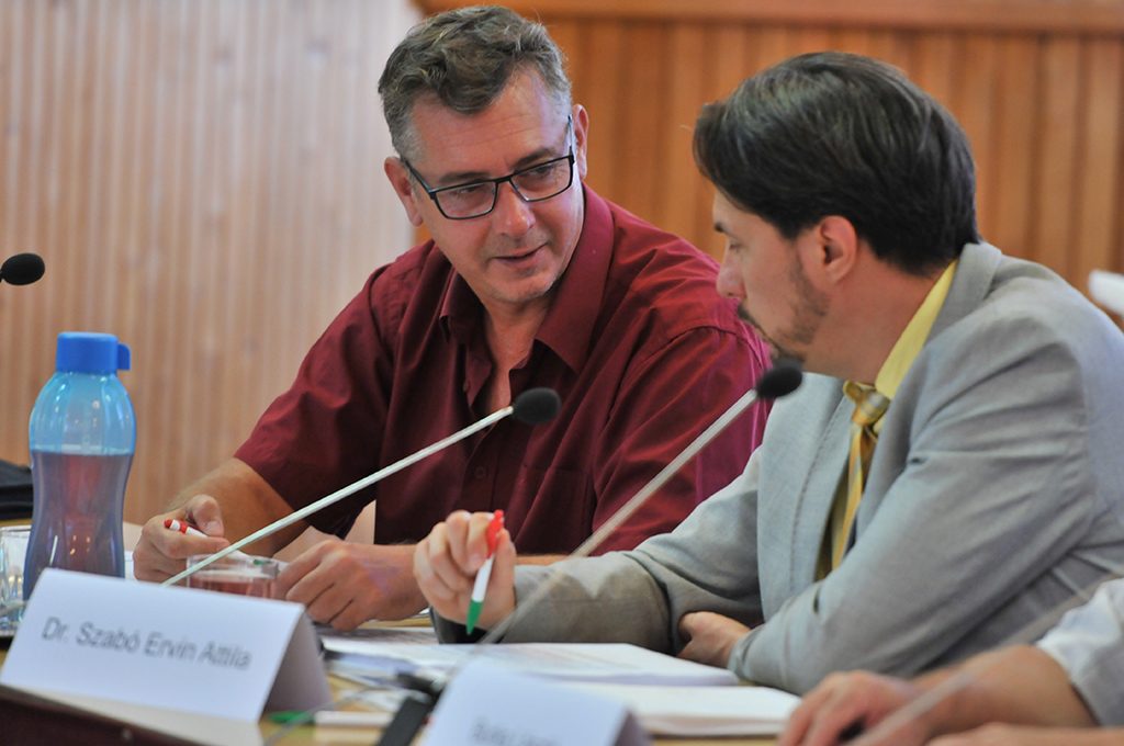 Lénárt Zoltán és dr. Szabó Ervin jobbikos képviselők egyeztetnek az ülésen (klikk a képre)