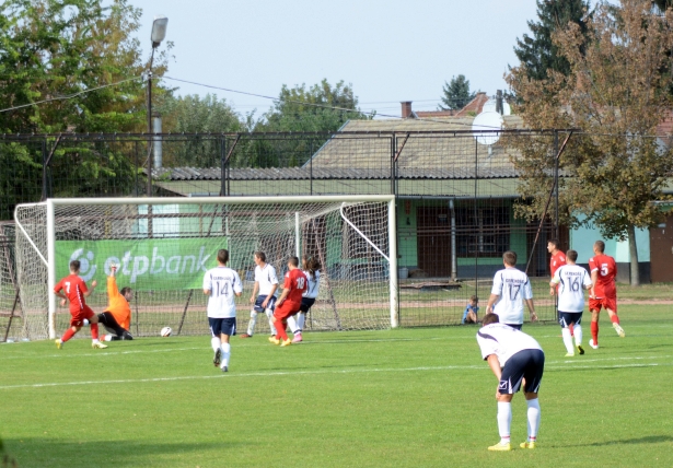 A pirosban játszó OMTK-ULE egyik gólja a Gádoros ellen (Fotó: Forgó Imre)