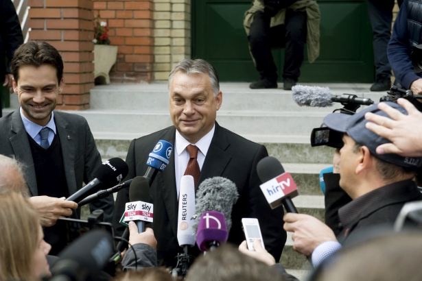 Orbán Viktor a sajtónak nyilatkozik szavazata után (MTI Fotó: Koszticsák Szilárd)