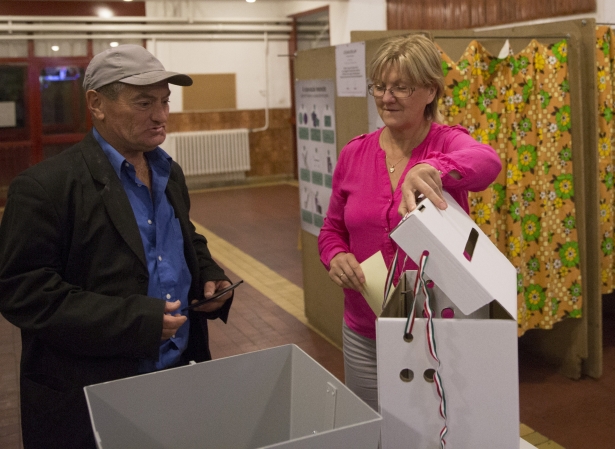 Az első szavazó jelenlétében zárják az urnákat (Fotó: Rosta Tibor)