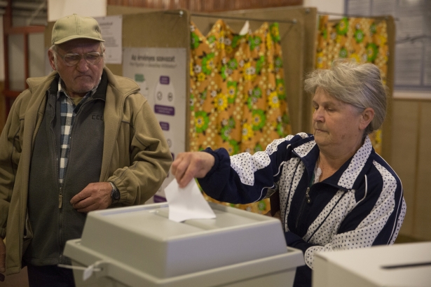 Műanyag és papír urnák is vannak a szavazókörökben (Fotó: Rosta Tibor)