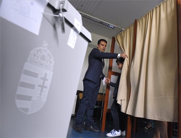 Vona Gábor szavazás után (MTI Fotó: Kovács Tamás) 