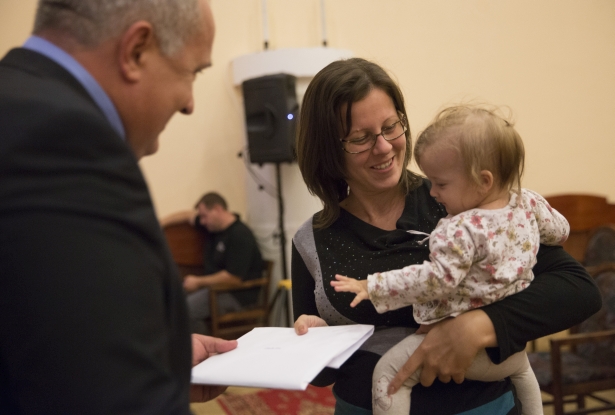 Az ifjú városlakók a polgármestertől kapták meg az ajándékot (Fotó: Rosta Tibor)