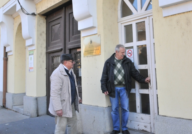 Horváth József és Németh Béla személyesen nézte meg az átadásra szánt helyiségeket (Fotó: Melega Krisztián)