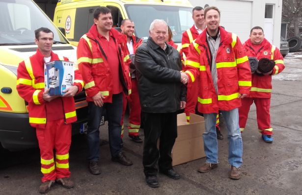 Nagy örömmel vették át az adományt a mentősök (Fotó: mentőállomás)
