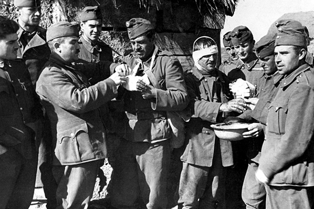Bajtársaik elsősegélyben részesítik a Don menti harcok alatt megsérült magyar katonákat a keleti fronton