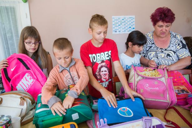 Minden gyermek megtalálhatta a kedvére való táskát, tolltartót (Fotó: Rosta Tibor)