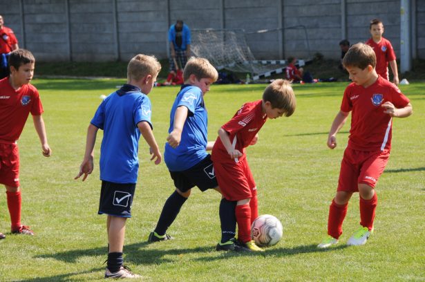A gyerekek szerint nagyon jó focizni az új, immár hivatalosan is átadott pályán (klikk a képre) Fotó: Kecskeméti Krisztina
